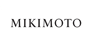 1893年日本珍珠之父御木本幸吉培育出第一颗完美的珍珠，进而创立了MIKIMOTO，1924年日本皇室更是指定MIKIMOTO为御用首饰店，不只是日本；连英国皇室与贵族皆是它的爱用者，多次重要的典礼场合，他们的后冠及饰品均由MIKIMOTO提供。